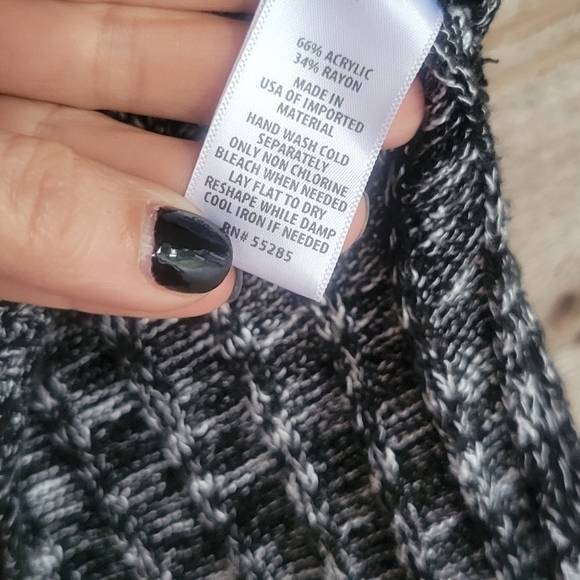 Express Black and White Sleeveless Sweater High Low Size Small - Picture 6 of 6